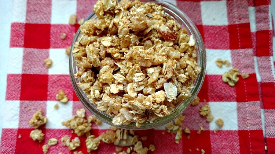 crock-pot honey granola with almonds 