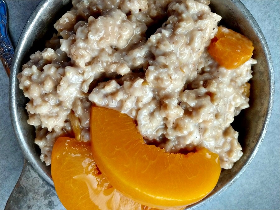 crock-pot spiced peach oatmeal